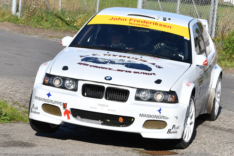 John Frederiksen og Thomas Holm Hansen strandede midt i et skarpt højresving, men fik trukket bilen væk og skaden udbedret, så de kunne fortsætte og dermed sikre sig den samlede tredjeplads i Øst-turneringen.
(Foto: Morten Dam - autoMOTIV/specialpress)